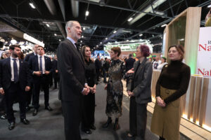 Fitur Navarra Nafarroa 2026 - La Presidenta Chivite muestra la propuesta turística de Navarra sus majestades.