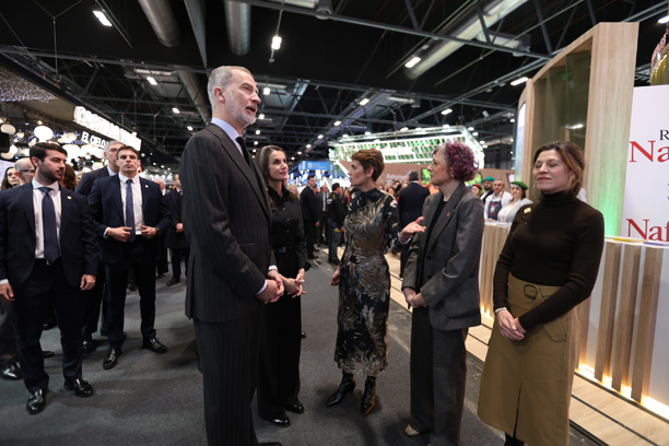 Fitur Navarra Nafarroa 2026 - La Presidenta Chivite muestra la propuesta turística de Navarra sus majestades.