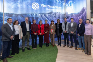 Fitur Navarra Nafarroa 2026 - De izda. a dcha.: José María Agramonte, de Comunidad Bardenas Reales; Marta Ruiz de Alda, alcaldesa de Estella-Lizarra; Joseba Asiron, alcalde Pamplona; Rebeca Esnaola, consejera; Alicia Echeverría, delegada del Gobierno en Navarra; Presidenta Chivite; Maite Esporrín, vicepresidenta primera del Parlamento foral; vicepresidenta, Ana Ollo; Xabier Alcuaz, presidente de la FNMC; Alejandro Toquero, alcalde de Tudela; Josu Etxarri, alcalde de Olite; y Ana Rivas, directora general de Turismo